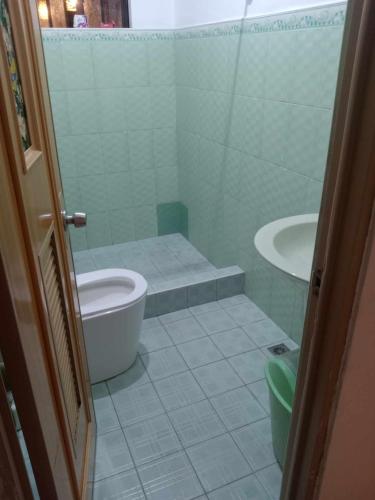 a bathroom with a tub and a toilet and a sink at The Verandah Lodge Bed and breakfast in Banaue