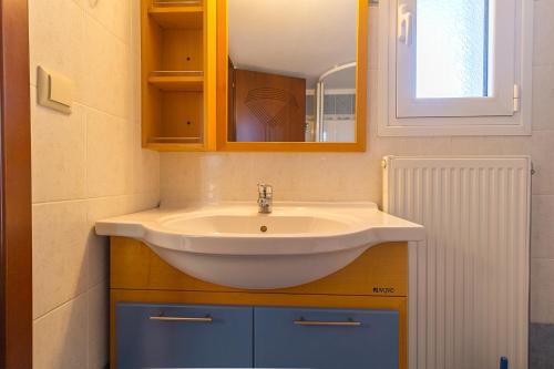 a bathroom with a sink and a mirror at Villa Nefeli Akti Salonikiou B in Ayios Nikolaos Sithonia