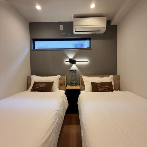 2 minutes from Tengachaya Direct access to KIX Namba and Kyoto Entire 3-story house Two bathrooms dryer Morning Hug