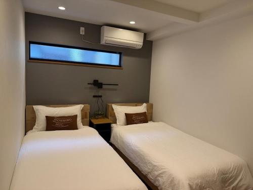 2 minutes from Tengachaya Direct access to KIX Namba and Kyoto Entire 3-story house Two bathrooms dryer Morning Hug