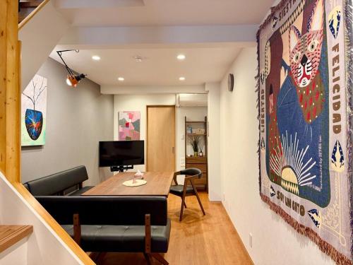 2 minutes from Tengachaya Direct access to KIX Namba and Kyoto Entire 3-story house Two bathrooms dryer Morning Hug