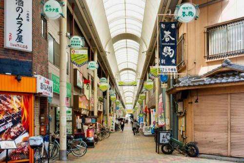 2 minutes from Tengachaya Direct access to KIX Namba and Kyoto Entire 3-story house Two bathrooms dryer Morning Hug
