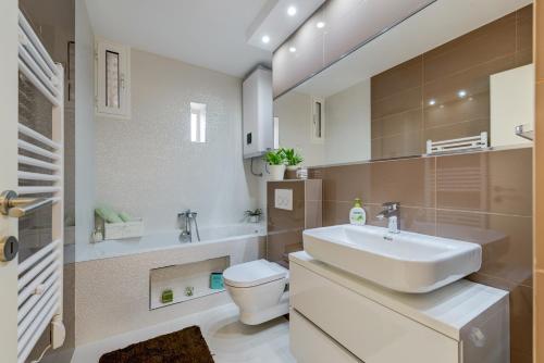 Kúpeľňa v ubytovaní Sea Rhapsody Apartment