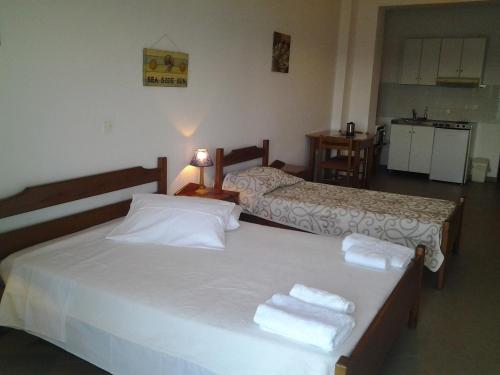 2 Betten in einem Zimmer mit Handtüchern darauf in der Unterkunft Thalassa View Apartments in Diafani
