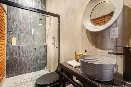 a bathroom with a large tub and a shower at Onenki in Hacienda Ojo de Agua