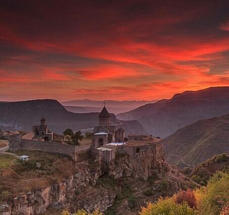 ein Bild eines Klosters auf einem Berg bei Sonnenuntergang in der Unterkunft Anush`s B&B in Tatev