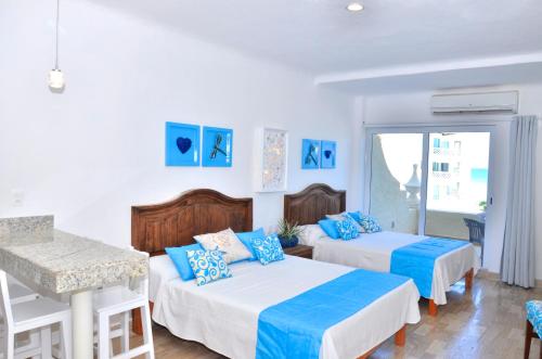 Un pat sau paturi într-o cameră la AR Cancun Plaza