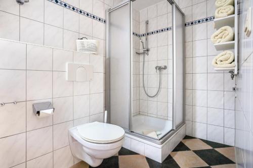 a white bathroom with a toilet and a shower at Ferienapartment 2 Heimathafen in Seedorf