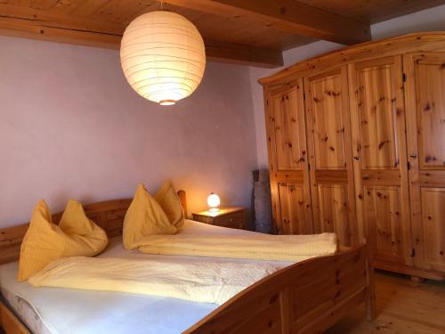 ein Schlafzimmer mit zwei Betten und einem Kronleuchter in der Unterkunft Rustico Scoperta in Linescio