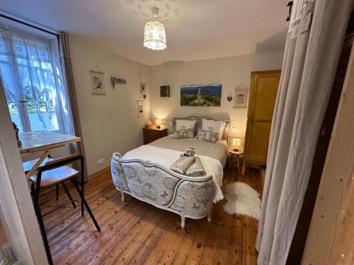 a bedroom with a bed and a window at Les Iris Chambres d’hôte in Niedermorschwihr