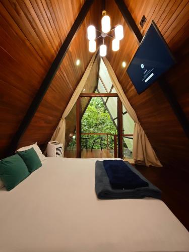 a bedroom in a tent with a bed and a window at Pozas y Cascadas La Presa Habitación 2 in Ángeles