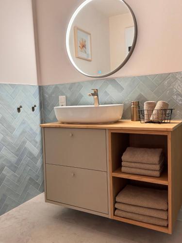 a bathroom with a sink and a mirror at Lieblingsbude Homberge in Ennepetal