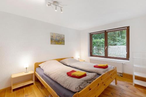 a bedroom with a bed and a window at Urlaubsoase am Bruchsee in Templin