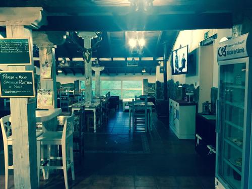a restaurant with tables and chairs in a room at Posada rural el rincón de Cabrojo in Cabrojo