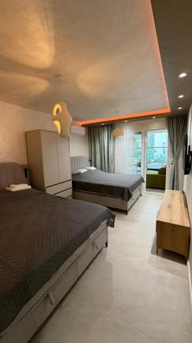 ein Hotelzimmer mit zwei Betten und ein Zimmer mit zwei Betten in der Unterkunft Petrus in Rafailovici