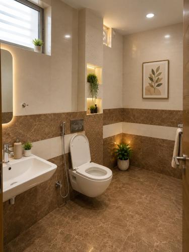 a bathroom with a toilet and a sink at Jhankor Hotel in Sīkar