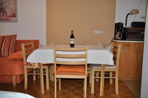 einen Esstisch mit einer Flasche Wein darauf in der Unterkunft Ferienwohnung Jenny in Schruns-Tschagguns