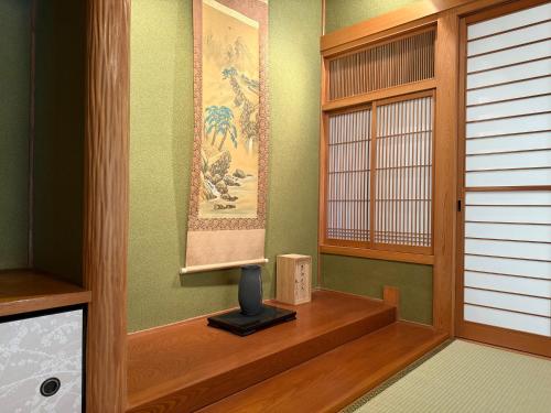 a room with a desk with a computer on a shelf at 伊勢神楽別邸 in Ise