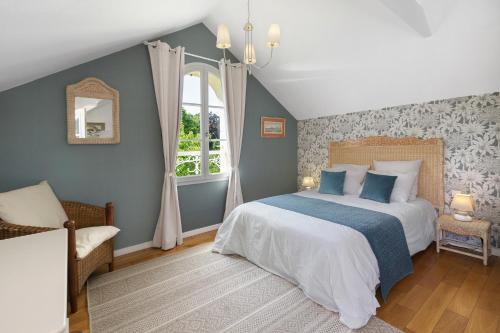 a bedroom with a bed and a window at Les Soliers in Étretat