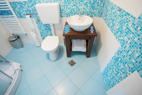 a bathroom with a sink and a toilet at Pensiunea si Bungalouri Horizont in Odorheiu Secuiesc