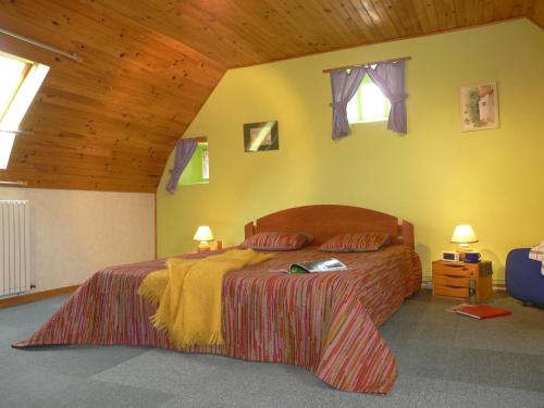 um quarto com uma cama grande num quarto em Gite Les Sources em Marcillac-la-Croisille