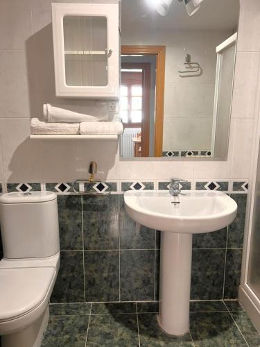 a bathroom with a toilet and a sink at Aurora in Teruel