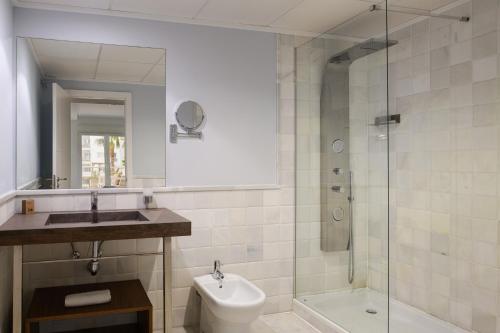 a bathroom with a sink and a toilet and a shower at Dormio Resort Costa Blanca Beach & Spa in El Campello