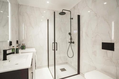 a bathroom with a shower and a sink at Moderne leilighet i Gjøvik 201 in Gjøvik