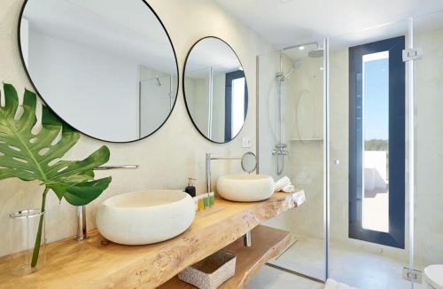 a bathroom with two sinks and a large mirror at Can Pep De Sa Guaita in Sóller