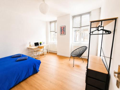 a bedroom with a blue bed and a desk at Centre-Ville Appartement 90m2 Le Normand in Elbeuf