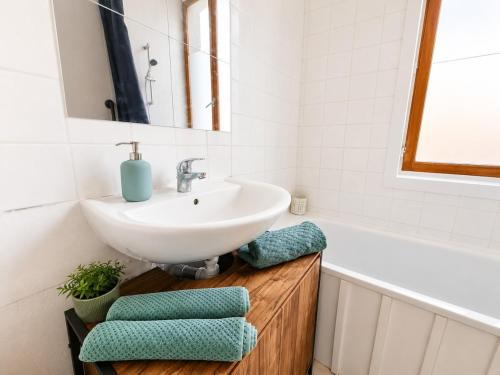 a bathroom with a sink and a bath tub at Centre-Ville Appartement 90m2 Le Normand in Elbeuf