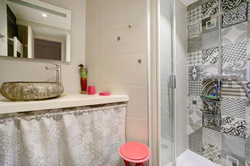 a bathroom with a sink and a shower at Appartement - Les ecrins 3 in Valloire