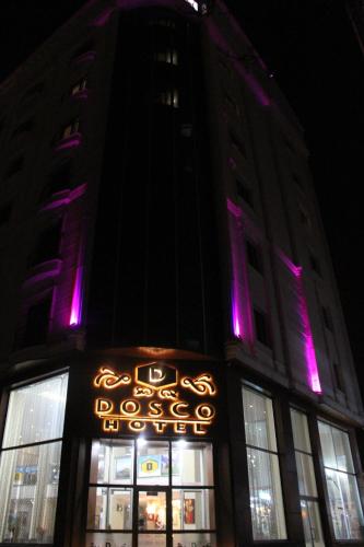 un grand bâtiment avec un panneau sur son côté dans l'établissement Hotel Dosco, à Van
