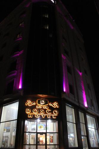 ヴァンにあるHotel Doscoの看板が横に建つ大きな建物