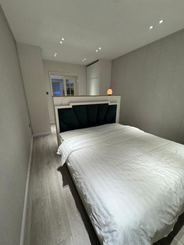 ein Schlafzimmer mit einem großen weißen Bett darin in der Unterkunft Ub 40k in Ulaanbaatar
