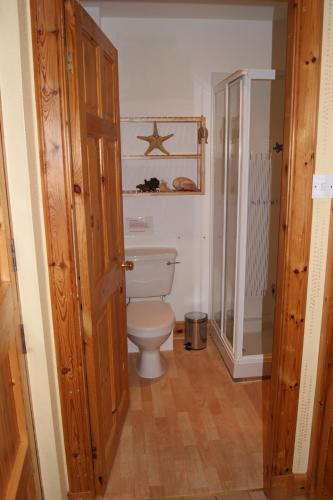 A bathroom at Shegarton Farm Cottages 
