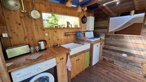 a kitchen with a washer and a washing machine at La Case Tonton de Petite Île in Petite Île
