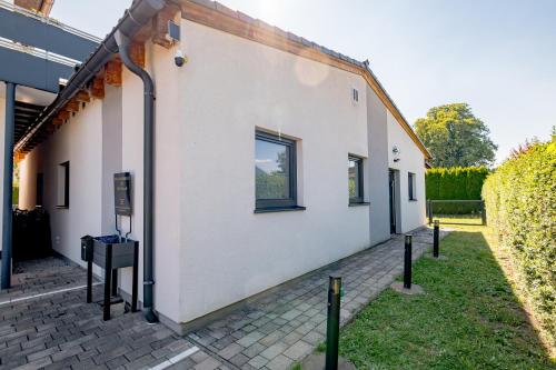 a white building with a window on the side of it at Freiraum Urlaubsapartment in Villach