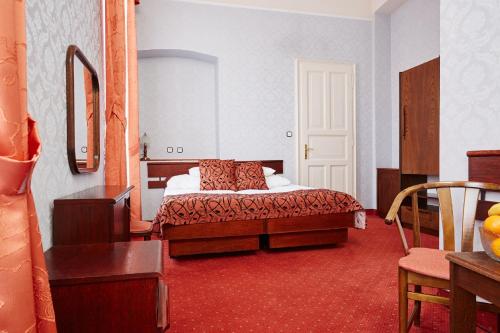 a hotel room with a bed and a table at Hotel Astoria in Balatonfüred