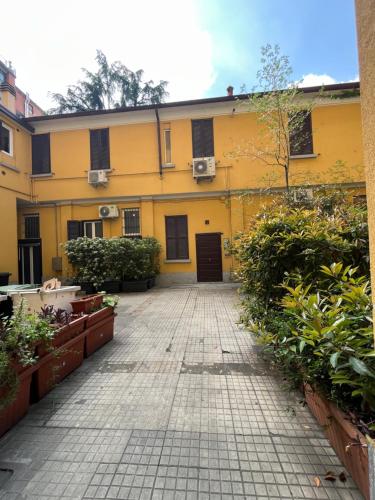 CasaRavizza Milano-elegance & privacy- Fast WiFi- 4min shopping at Corso Vercelli near Duomo & 8min City Life Shopping District