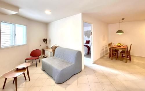 a living room with a chair and a table at Galilee Nook in Kefar Weradim