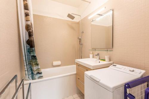 High-Rise Studio Flat w City viewsPorte Dauphine