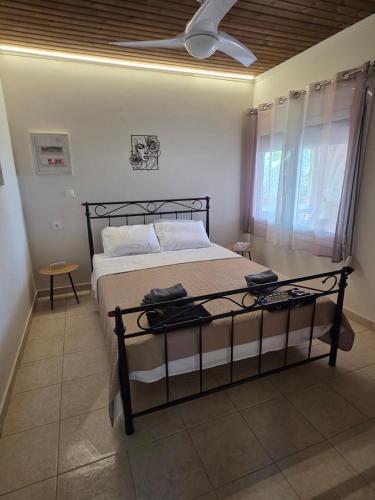 a bedroom with a bed and a ceiling fan at Casa del Mar in Gialtra