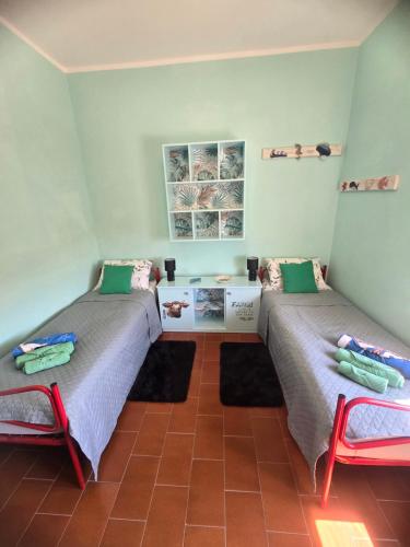 a room with two beds and two chairs at Tronca Apartament Kalabria in Marina di Strongoli