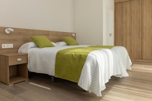 Llit o llits en una habitació de Hotel Bidea