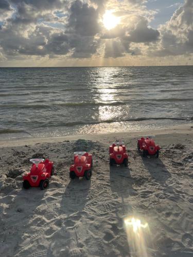 a group of toy cars on the beach at Maristella 332 in Hindeloopen