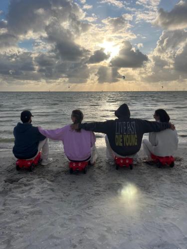 a group of people sitting on the beach at Maristella 332 in Hindeloopen