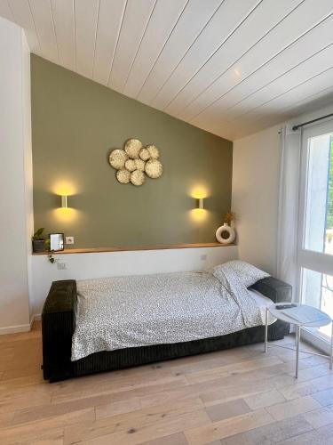 a bedroom with a bed and a green wall at Grand Lodge in Pierrevert