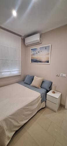 a bedroom with a bed and a window at Egabro Apartamento in Cabra