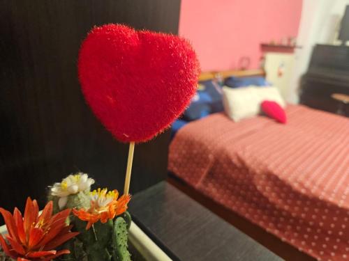 a red heart on a table next to a bed at Il Cortile nel Borgo in Lanciano